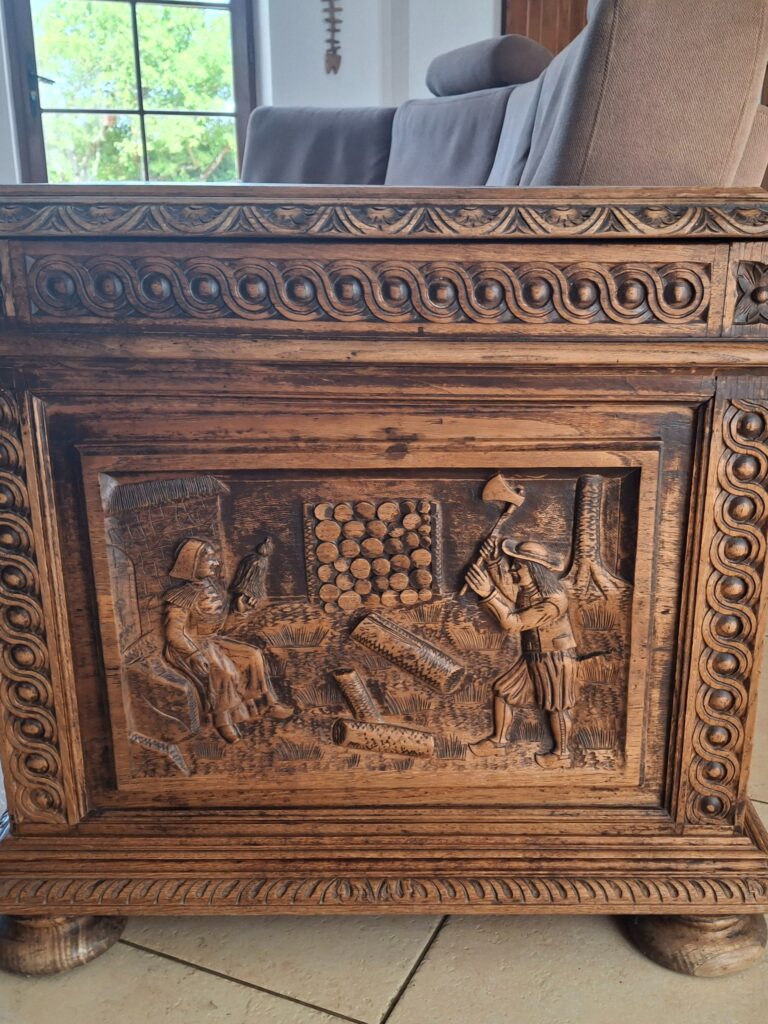 Armoire bretonne en chêne massif après décapage par aérogommage, révélant des sculptures détaillées de fileuse et bûcheron. — photo 5