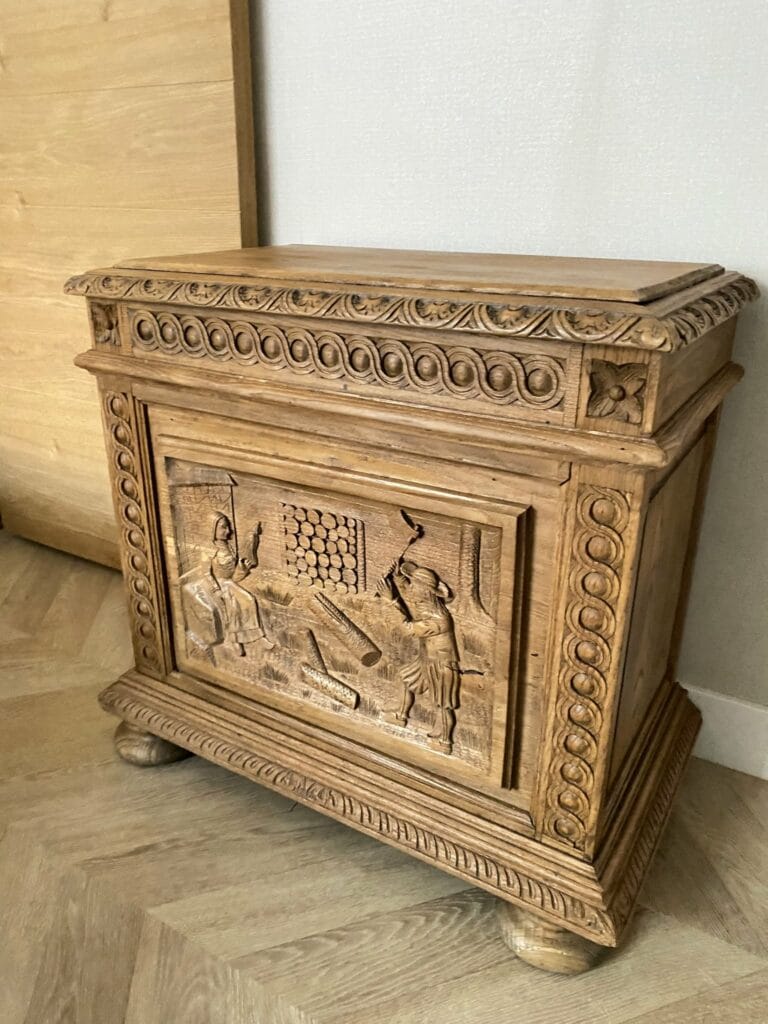 Armoire bretonne en chêne massif après décapage par aérogommage, révélant des sculptures détaillées de fileuse et bûcheron. — photo 2