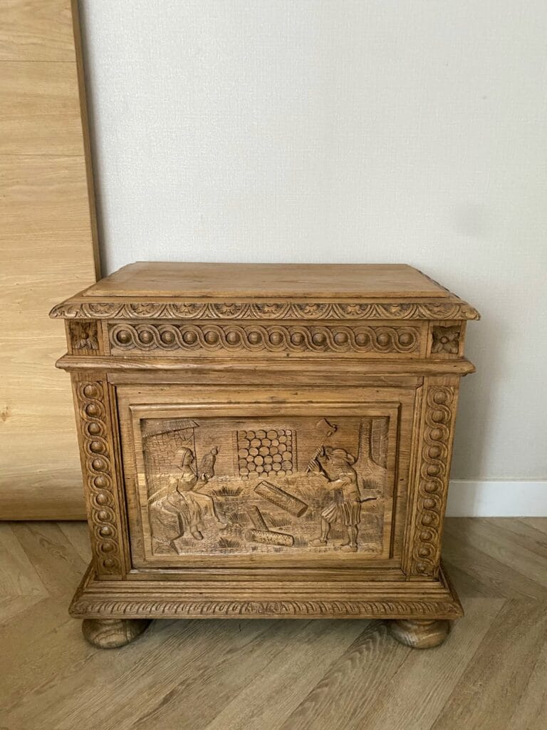 Armoire bretonne en chêne massif après décapage par aérogommage, révélant des sculptures détaillées de fileuse et bûcheron. — photo 3