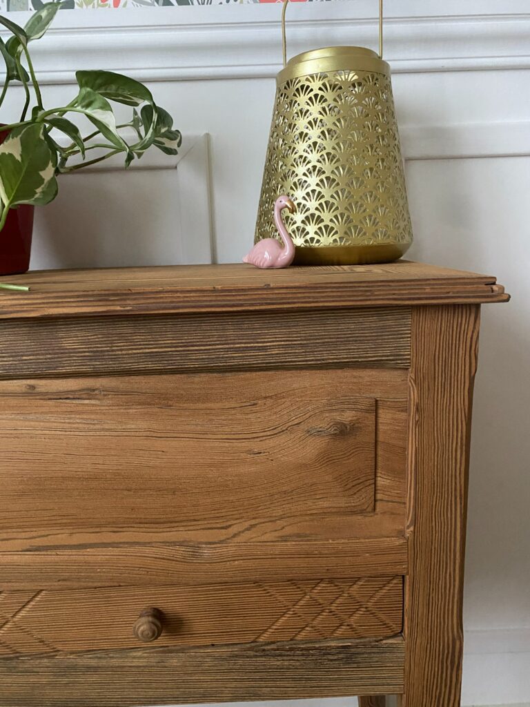 Chevet ancien en pin restauré avec finition bois brut. Le décapage révèle les détails sculptés du tiroir et la couleur miel du bois. — photo 4
